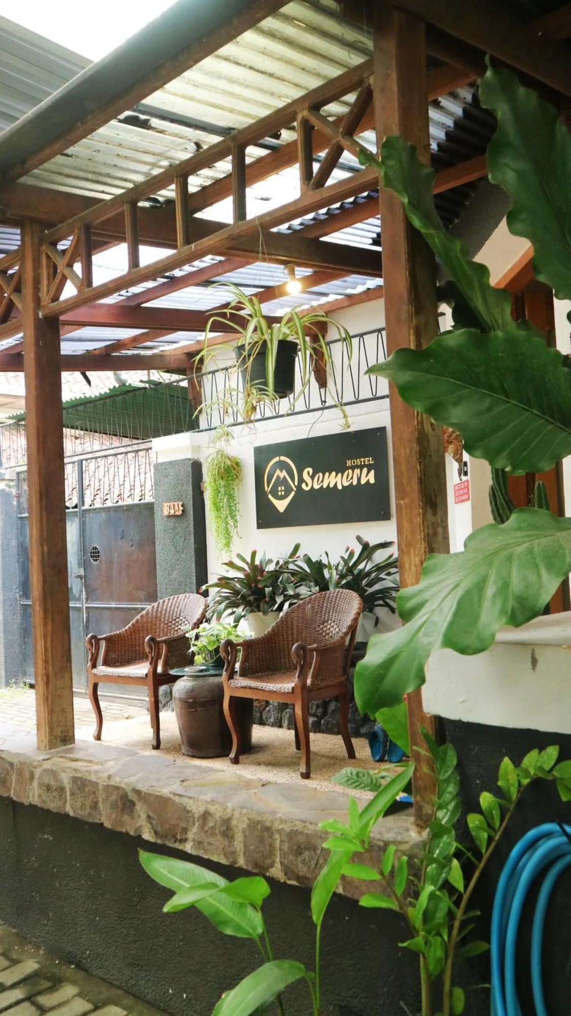 Semeru Hostel Malang (Adults Only) Exterior photo